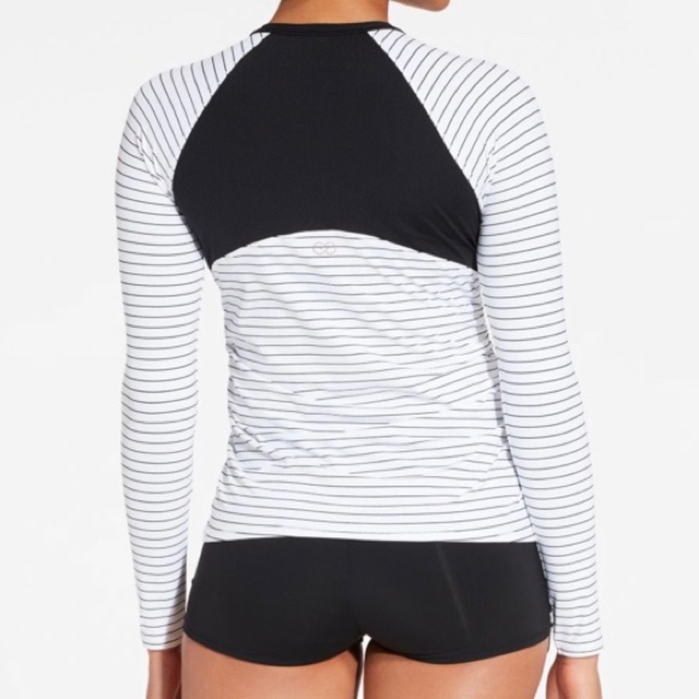 🚫SOLD🚫 CALIA by Carrie Underwood Rash Guard - Picture 4 of 11
